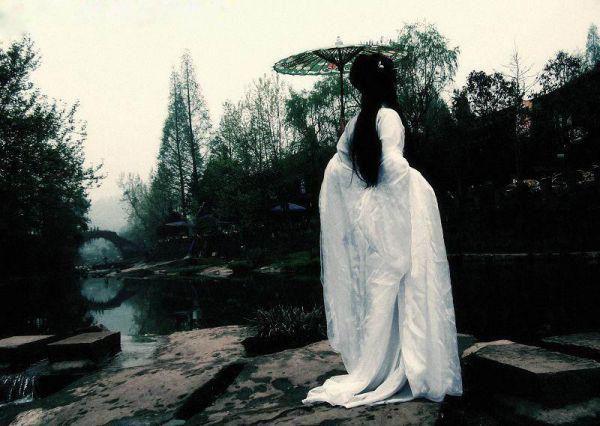女人消除黑眼圈，总归得能吃