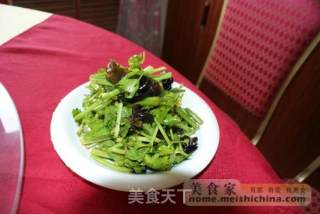 凉拌小芹菜