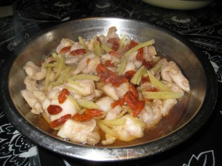 枸杞子清蒸鸡腿肉的做法