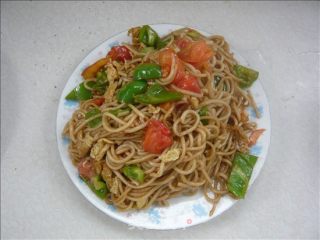 番茄青椒鸡蛋炒面的做法