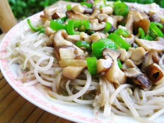 银芽芡汁香菇丁的做法