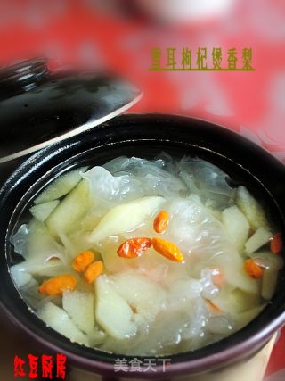 雪耳枸杞煲香梨的做法