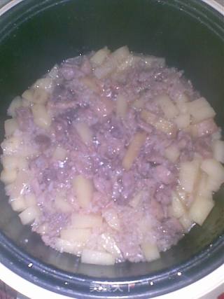 【鸡肉焖土豆饭】的做法