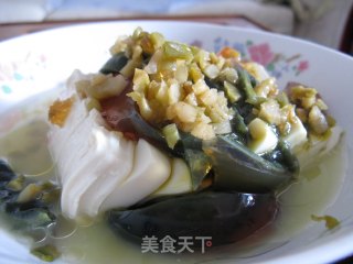 嫩豆腐拌皮蛋的做法
