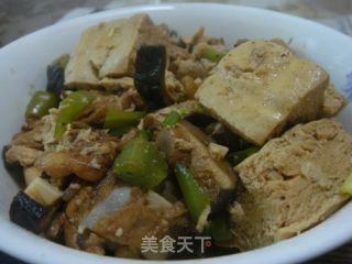 冻豆腐的新式吃法  --- 冻豆腐焖鸡腿肉的做法