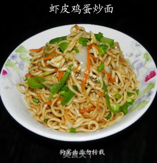 虾皮鸡蛋炒面的做法