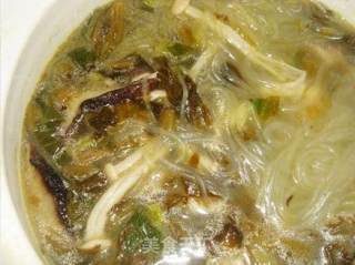 酸菜蚕豆粉丝汤的做法