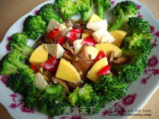 西兰花烩双色蛋的做法