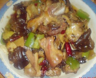 腊鸭腿炒云耳的做法