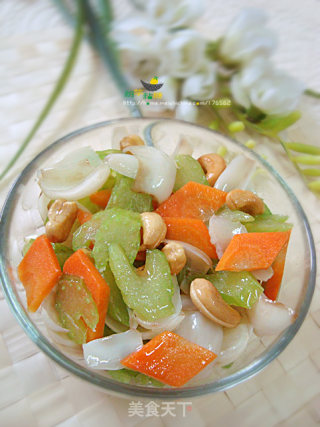 纤身美食：西芹百合炒腰果的做法
