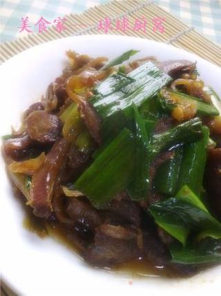 熏肚边肉炒蒜青的做法