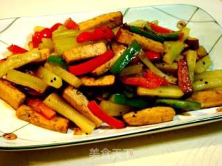私家菜“黑椒香干炒笋条”的做法