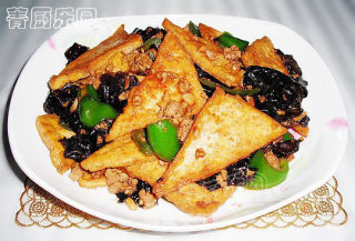让您胃口大开的美食——尖椒木耳炒豆腐的做法