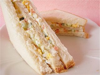 鸡蛋火腿黄瓜沙拉三明治