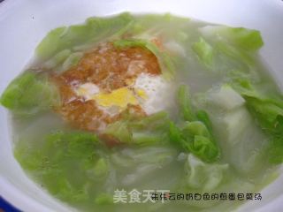 奶白色的煎蛋包菜汤的做法