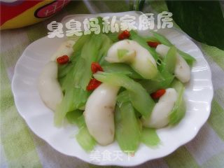 西芹炒菱角的做法