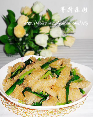 秋冬季养颜营养佳肴——猪肉皮炒芹菜青蒜的做法
