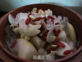 银耳枸杞炖雪梨的做法
