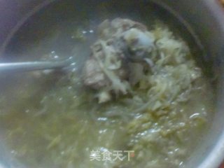 大骨头炖酸菜的做法