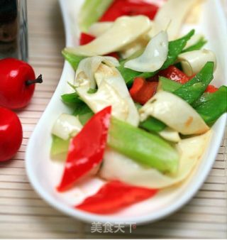尖椒西芹爆黄喉的做法
