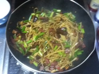 蒜苗腊肉炒笋干的做法