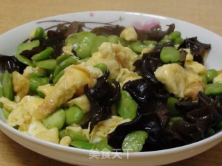 蚕豆木耳炒鸡蛋的做法