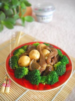 鹌鹑蛋烧乳鸽的做法