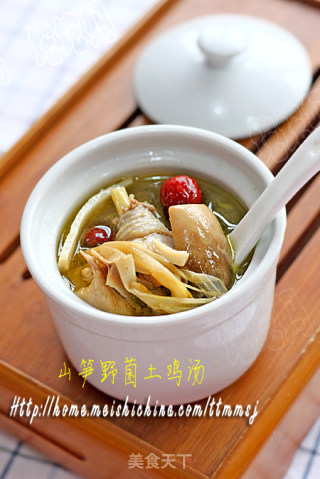 秋寒霜降喝汤暖胃 山笋野菌土鸡汤