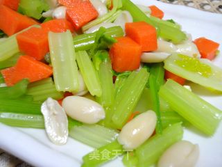 芹菜拌花生仁的做法