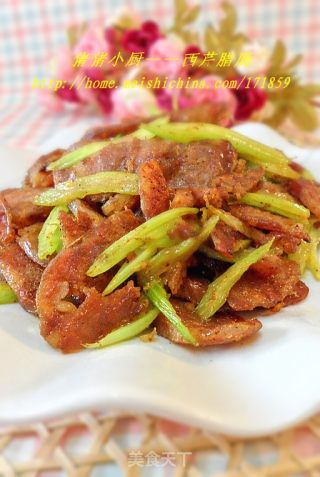 腊味十足——西芹炒腊肠的做法