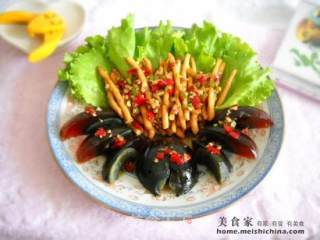 拉面拌皮蛋的做法