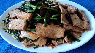 辣炒腊肉豆干的做法
