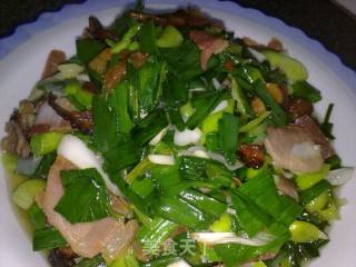 【大蒜炒腊肉】的做法