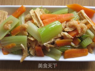 我的简单清肠菜——芹菜胡萝卜炒腐竹的做法