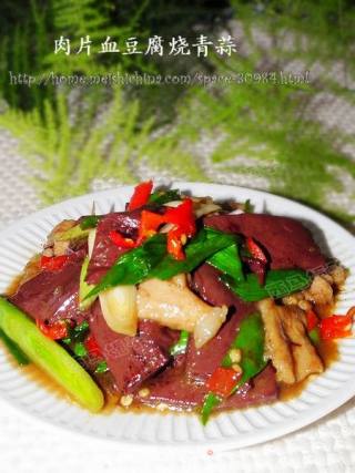 血豆腐肉片炒青蒜的做法
