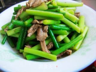 里脊肉炒蒜薹的做法
