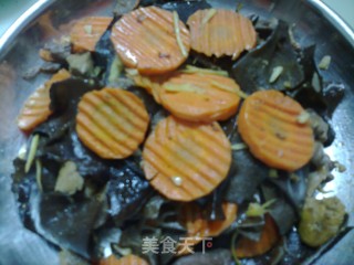 红萝卜清炒木耳的做法