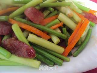 蒜苔炒腊肠的做法