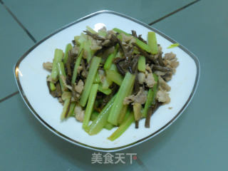 茶树菇头烩肉片西芹的做法