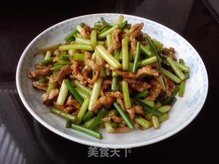 饭糟秧（蒜心炒肉丝）——最平常但不负所望的家常小炒的做法
