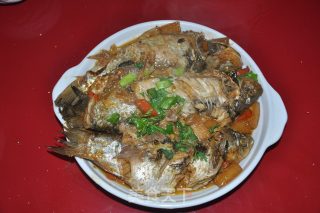 家常炖鲫鱼的做法