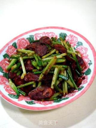 家庭小炒“麻辣香肠炒蒜苗”的做法