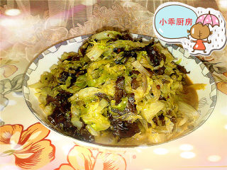 【平淡的幸福】木耳炒圆白菜的做法