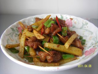 土豆条炝炒孜然牙签肉的做法