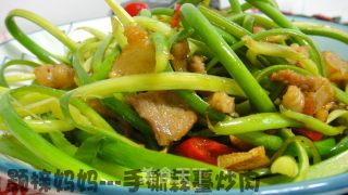 手撕蒜薹炒肉的做法