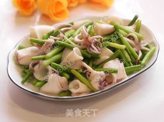 鲜鱿炒蒜薹的做法