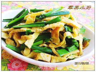 韭菜拌鸡蛋的做法