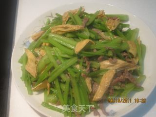 牛肉腐竹炒芹菜的做法