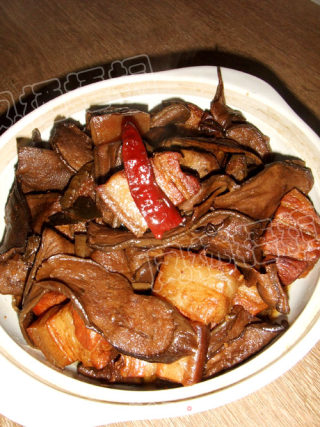 茄干焖肉的做法
