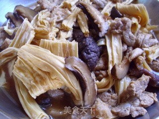 蘑菇腐竹炒瘦肉的做法